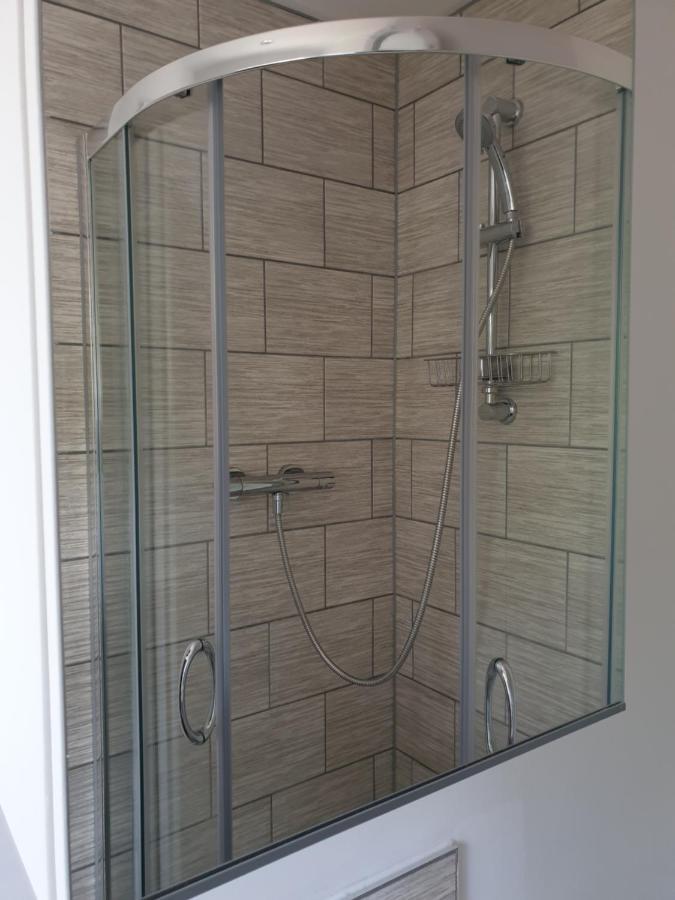 Cheerful 1 Private Room-Ensuite With Free Parking Silverdale  المظهر الخارجي الصورة